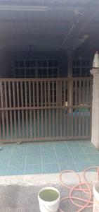eine Veranda mit einem Holzzaun und einem Pool in der Unterkunft Zulaika Homestay in Kampung Gurun