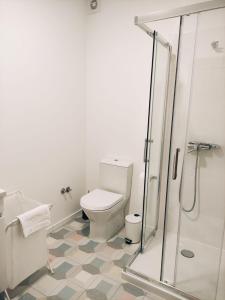 ein Badezimmer mit Toilette und Dusche in der Unterkunft T1 Casa da Quinta in Mafra + 12 Fotos