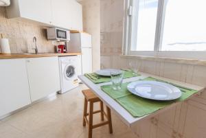 Virtuvė arba virtuvėlė apgyvendinimo įstaigoje Urban Beach - A Casa dos Sonhos
