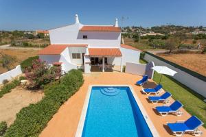 een luchtzicht op een villa met een zwembad bij Casa Silver, Gale - Sleeps 9 close to amenities and beach! in Guia