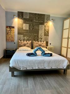 - une chambre avec un grand lit et des serviettes bleues dans l'établissement Gîte Nature en Luberon, à Céreste