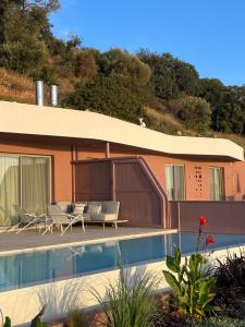 una casa con una piscina di fronte di Plethora Luxury Suites a Rodhiá