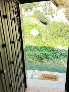 Um jardim no exterior de Belyounech vue sur mer et montagne 2 bederoom