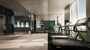 um ginásio com equipamento cardiovascular num edifício em ARNI Skye Hotel em Bangkok