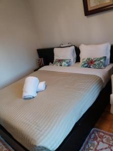 Una cama con dos almohadas encima. en Aconchegante Quarto Casal, en Lisboa