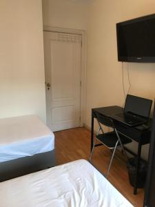 TV a/nebo společenská místnost v ubytování Aconchegante Quarto Casal