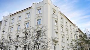 un edificio blanco con árboles delante de él en Luxury Penthouse, Prime Location en Praga