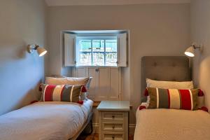 Giường trong phòng chung tại Finest Retreats - Potters Cottage