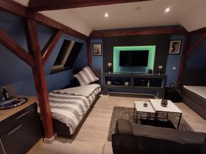 een woonkamer met een bed en een televisie bij City Apartment Paderborn Apartment 7 in Paderborn