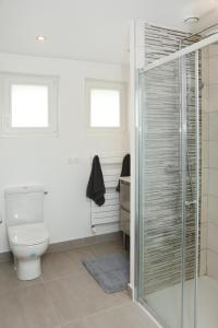 W łazience znajduje się toaleta i przeszklony prysznic. w obiekcie Suite Jockey Stable by La Boîte En Plus w mieście Gouvieux