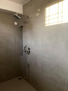 eine Duschkabine im Bad mit Fenster in der Unterkunft Art Cave Studio in Jaipur