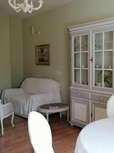 een woonkamer met een bank en een kast bij LAVANDA appartamento in Vigliano Biellese
