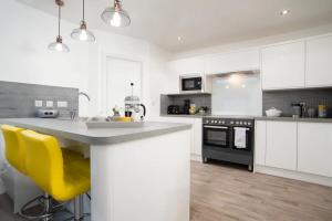 Kuchyň nebo kuchyňský kout v ubytování Abalyne Beach House - Stunning 4 bedroom beach house, Sea views throughout, modern and bright house