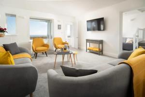 TV a/nebo společenská místnost v ubytování Abalyne Beach House - Stunning 4 bedroom beach house, Sea views throughout, modern and bright house