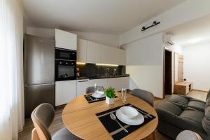 Η κουζίνα ή μικρή κουζίνα στο Luxury Apartments Uzhorod