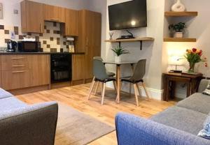 Kuchyň nebo kuchyňský kout v ubytování Apartment 16, The Moorings - Ground Floor Apartment Moments from beach