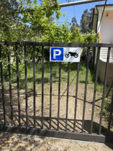 a parking meter sign on a fence at AUBERGE DE CANNEDDA in Sari Solenzara