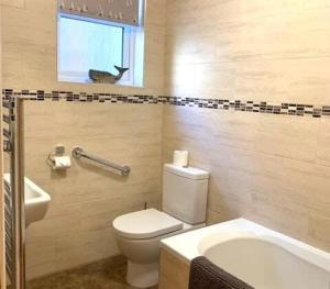 Koupelna v ubytování Apartment 16, The Moorings - Ground Floor Apartment Moments from beach