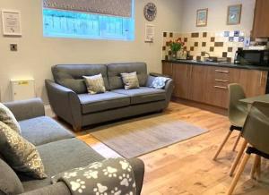 Posezení v ubytování Apartment 16, The Moorings - Ground Floor Apartment Moments from beach + 7 fotografií