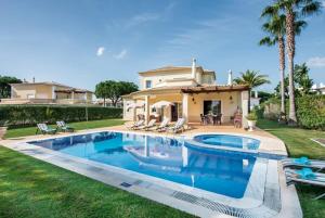 Poolen vid eller i närheten av Villa Palm Golfe, fantastic house on Vila Sol course, kids pool, aircon