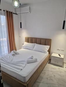 Un pat sau paturi într-o cameră la BLUE HOTEL