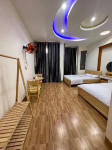 Hà Linh Motel في فنغ تاو: غرفة نوم بسريرين وسقف ازرق