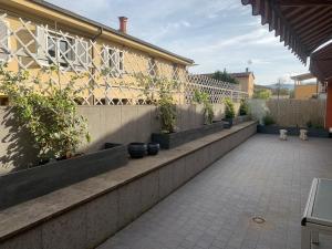 un patio con macetas en la pared en La Terrazza en San Giovanni Valdarno