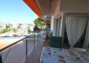 balcón con mesa y vistas a la ciudad en RNET - Apartment Roses Les Marines GREGAL en Roses
