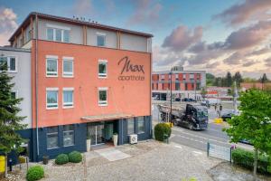 un gran edificio con las palabras control máximo en él en MaxAparthotel by homekeepers en Fürth