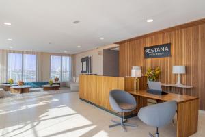 um escritório com uma secretária com um computador portátil em Pestana Casablanca, Seaside Suites & Residences em Casablanca