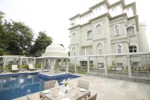 בריכת השחייה שנמצאת ב-The Tiger Villa by ATD India - Group of Hotels and Resorts או באזור