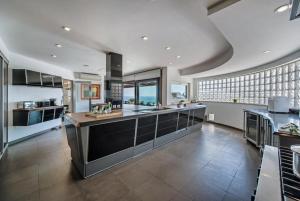 Kuchyň nebo kuchyňský kout v ubytování Villa Plage Grande - Superstar luxury - Beachtop