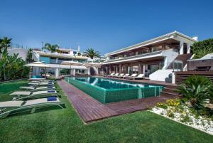 Bazén v ubytování Villa Plage Grande - Superstar luxury - Beachtop nebo v jeho okolí