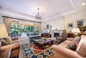 un soggiorno pieno di mobili e un camino di Villa Plaza - beautiful spacious house off roundabout 6 Quinta Do Lago a Quinta do Lago