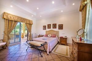 una camera con letto, cassettiera e lavandino di Villa Plaza - beautiful spacious house off roundabout 6 Quinta Do Lago a Quinta do Lago Altre 18 foto