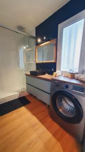 baño con lavadora y ventana en T3 Plage du Golf Piscine WIFI - ROSSIconciergerie - Linge inclus, en La Grande-Motte