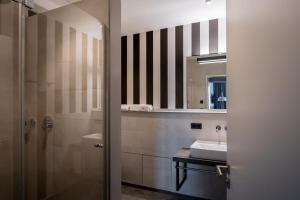 ein Bad mit einem Waschbecken und einem Spiegel in der Unterkunft 4Hafenzeiten - Ferienwohnung NIE 6 Venus in Timmendorfer Strand