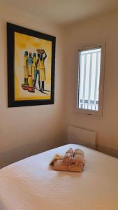 1 dormitorio con 1 cama con una foto en la pared en T3 Plage du Golf Piscine WIFI - ROSSIconciergerie - Linge inclus, en La Grande-Motte