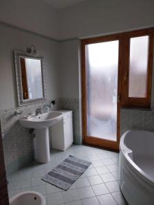 y baño con lavabo, bañera y aseo. en Casa Bianca, en Sant'Egidio del Monte Albino