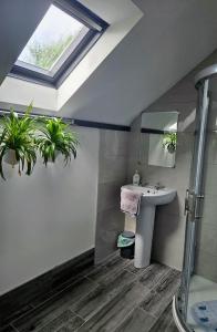 A bathroom at Finner House