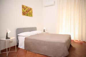 Habitación blanca con cama y ventana en Appartamento Rebecca en Palermo