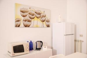 una cocina con microondas y una pintura en la pared en Appartamento Rebecca en Palermo