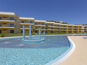 uma grande piscina em frente a um edifício em Marina Jardim - Great complex for families em Albufeira