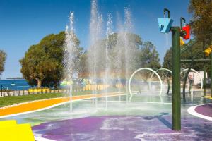 einen Brunnen in einem Park mit Wasser, das in die Luft schießt in der Unterkunft Maistra Camping Polari Pitches in Rovinj