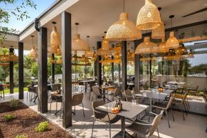 Maistra Camping Polari Pitches餐厅或其他用餐的地方