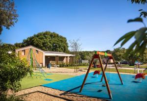 Maistra Camping Polari Pitches的儿童游玩区