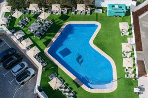 una vista aérea de una piscina en un complejo en THB Maria Isabel - Adults Only, en Playa de Palma