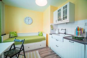 a kitchen with a bench and a sink at Apartmán Loučná nad Desnou in Loučná nad Desnou