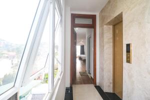un corridoio che conduce a una camera con una grande finestra di Đà Lạt Lahana Hotel a Da Lat