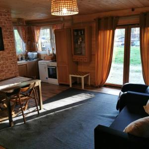 sala de estar con sofá y mesa en Dream Forest Cabin en Varsovia